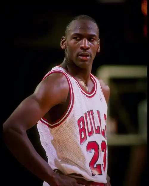 强如乔丹选秀时仅排第三位菜鸟赛季场均282分秒杀奥拉朱旺