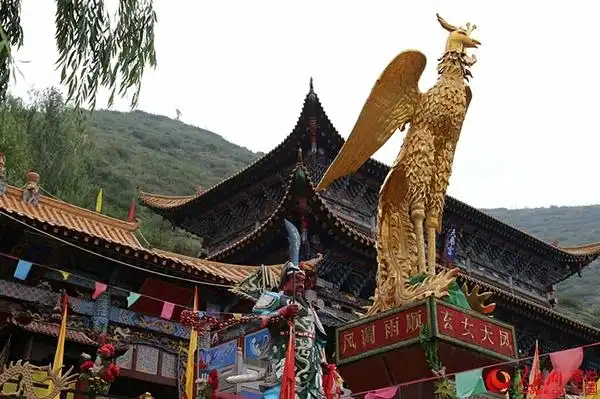 俗名摩鸡岭,传说是人类母亲女娲(九天玄女)抟土造人,炼石补天累倒后