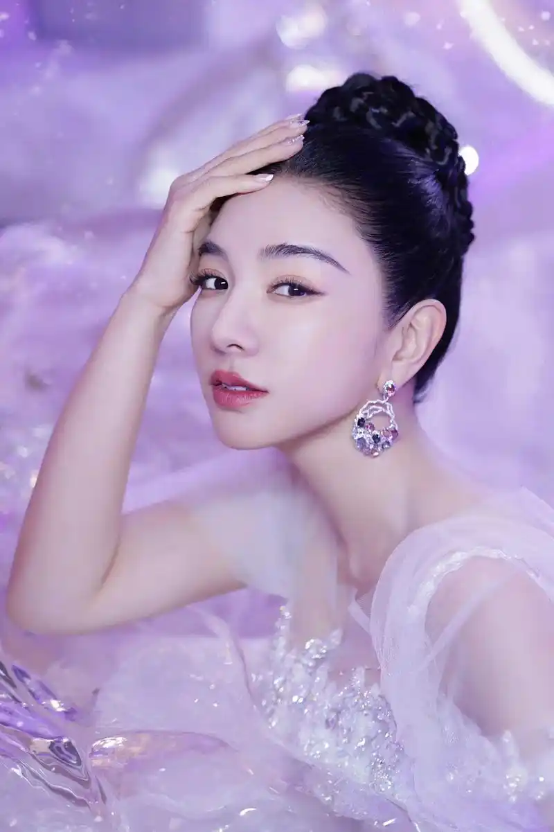 黄奕 — 冬季红毯 冰雪女王造型.黄奕 — 冬季红毯 冰雪女 - 抖音