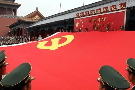 沂蒙红嫂4个月绣制90平方米党旗赠送国旗护卫队