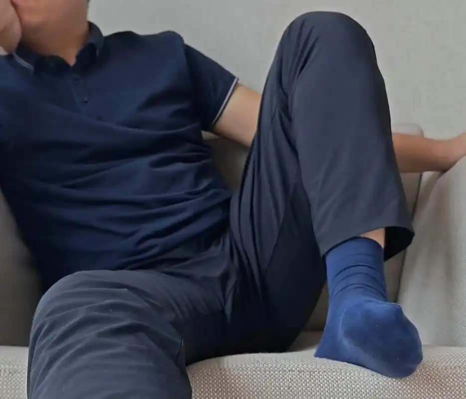 大叔说他的脚太肥了,买不到合适的皮鞋,让我找人给他定做.