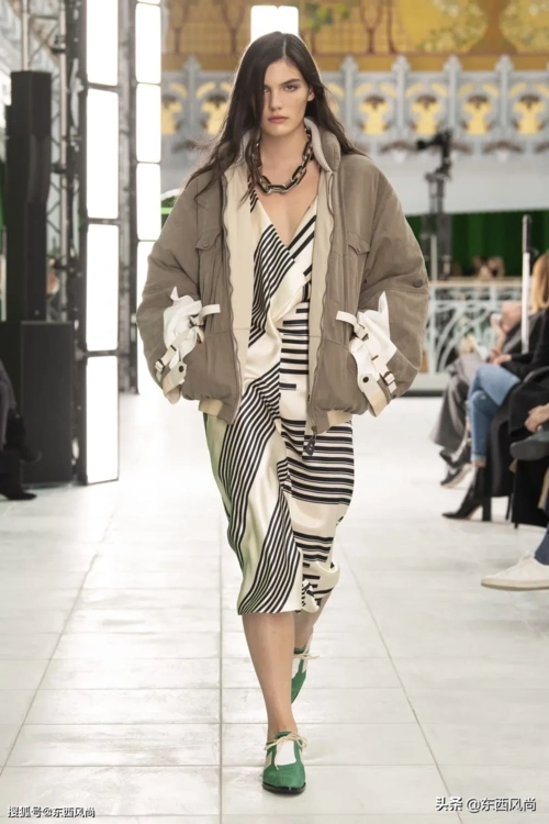 lv2021春夏女装大秀,打破对服装的刻板印象,感觉更自然
