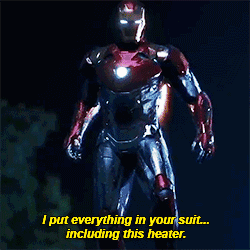 因为钢铁侠曾亲身经历过荒漠与极寒的绝望,所以给蜘蛛侠战衣里配备了