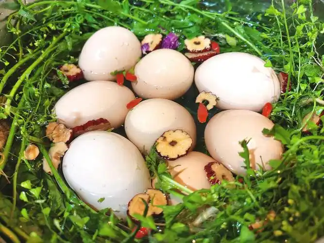 浓情三月三地菜煮鸡蛋加点红枣枸杞健康又美味