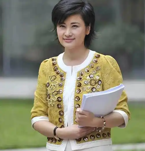 凤凰卫视主持吴小莉:嫁大25岁男友,记挂远在浙江同父异母的哥哥_女儿