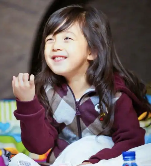 从照片中看,小泡芙脸蛋上的婴儿肥褪去了不少,小时候的小圆脸变成了