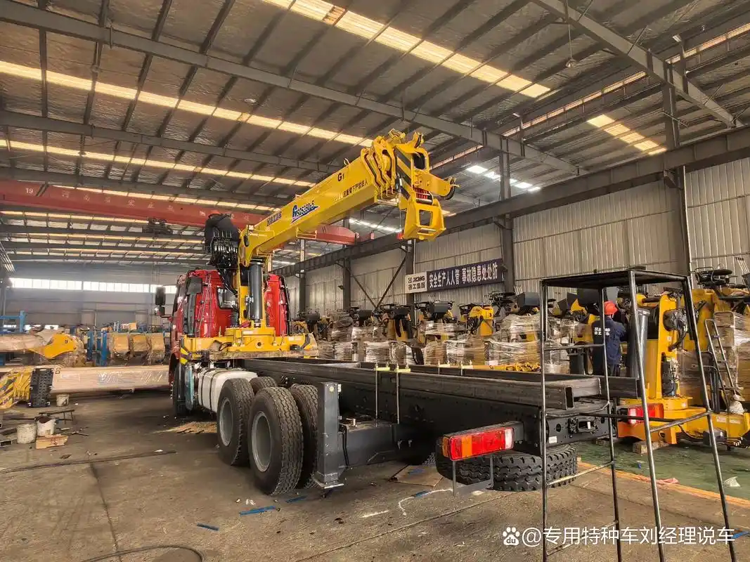 解放j6后八轮徐工14吨5节双回转减速机随车吊
