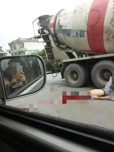 男子人头分离,摩托车与泥罐车发生碰撞,现场惨不忍睹!