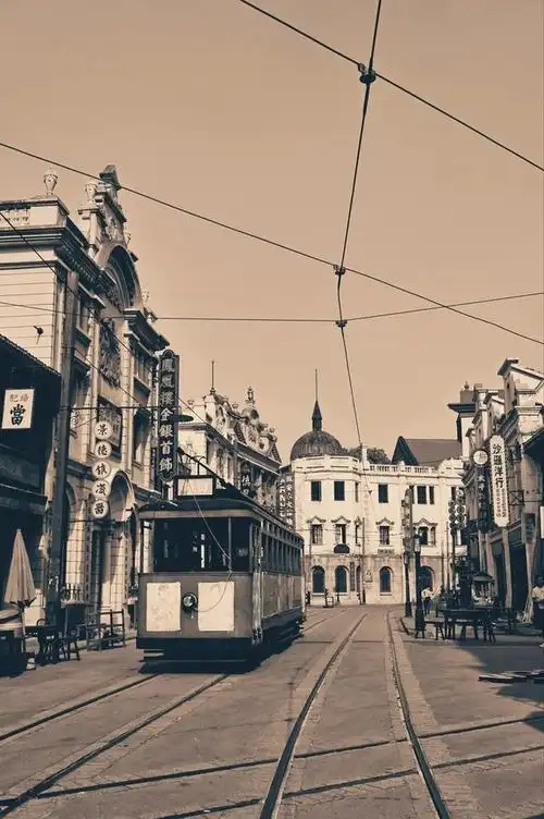 民国时期的上海老照片,霓虹灯光下,是遍地高楼和男女的纸醉金迷