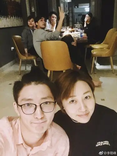 [消息]李易峰为工作人员庆生 搞怪跟寿星一起吹蜡烛