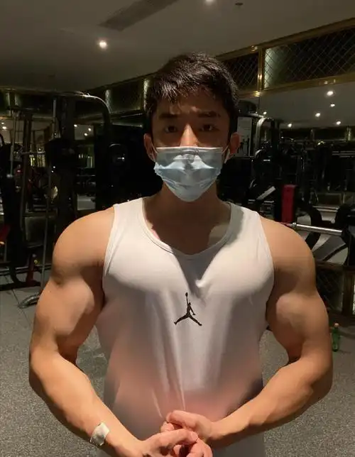 很多人都想不到,这样充满男性荷尔蒙身材的主人公,居然长得这么可