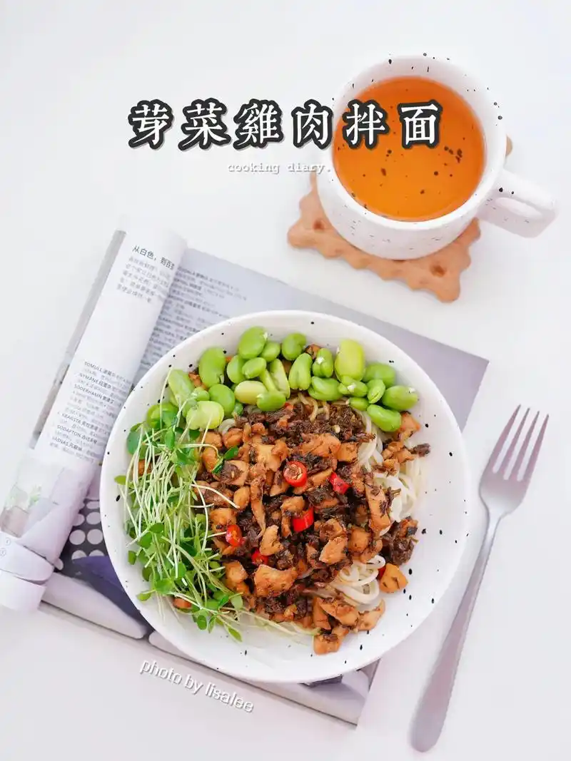 简单快手秒光盘的芽菜鸡肉拌面