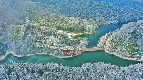 四川古蔺:红龙湖森林公园 捕捉阳光下的雪封仙境 - -四川新闻网泸州