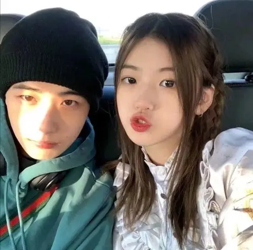 情侣头像我们两个人并排站在一起看看这个落寞的人间