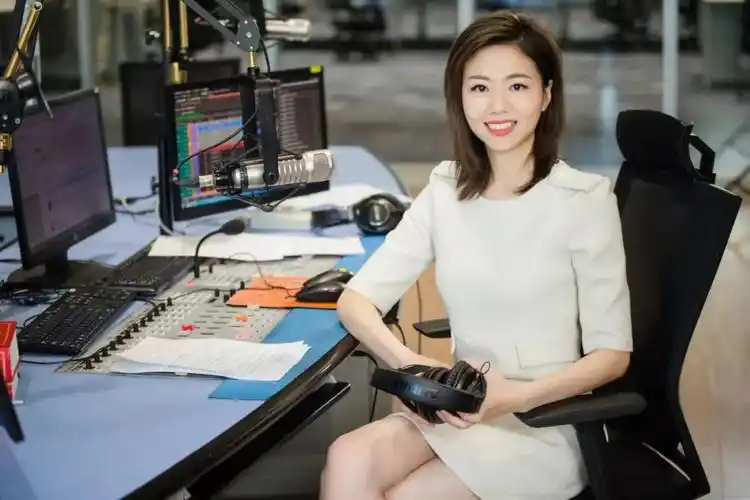 天津广播主持人 江宁 宋歌朗诵者七层防护之下的天使我读懂了新时代