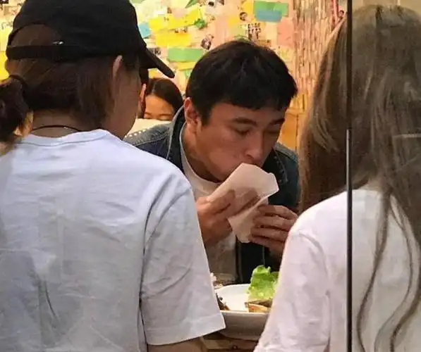 个富二代的王思聪肯定也是不差钱的,但是他最爱吃的食物居然是汉堡