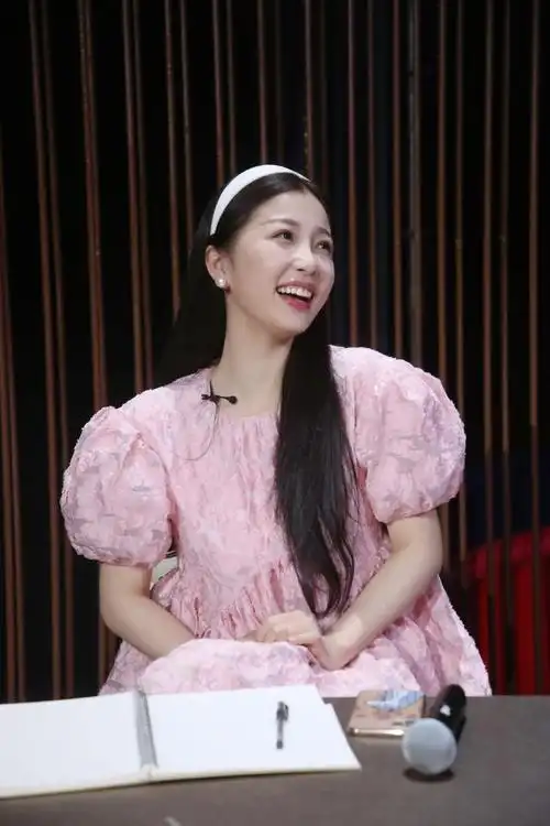 她是鬼马伶俐的"蔡敏敏",白色吊带裙出镜, 麻花辫甜美文艺