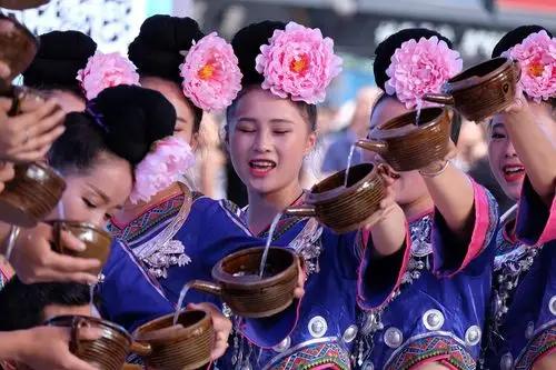 苗族姑娘的敬酒礼表演重庆解放碑