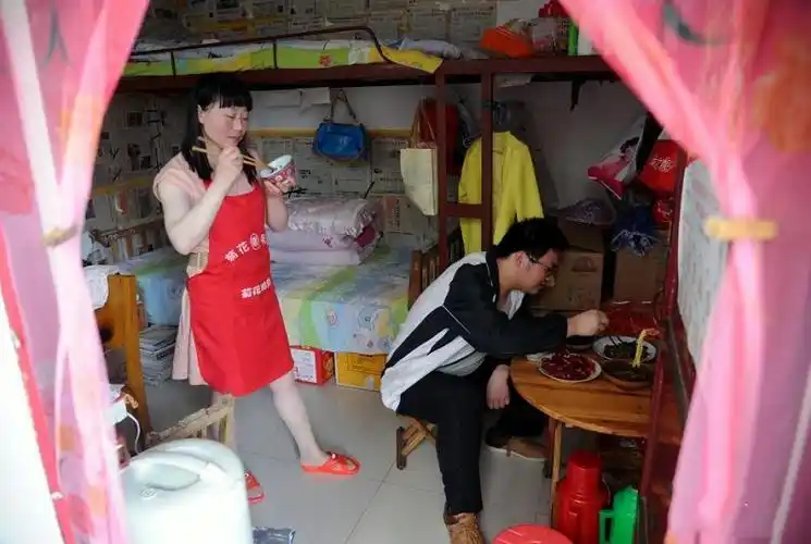 毛坦厂中学陪读妈妈有多辛苦双手为孩子当饭桌比高三学生还累