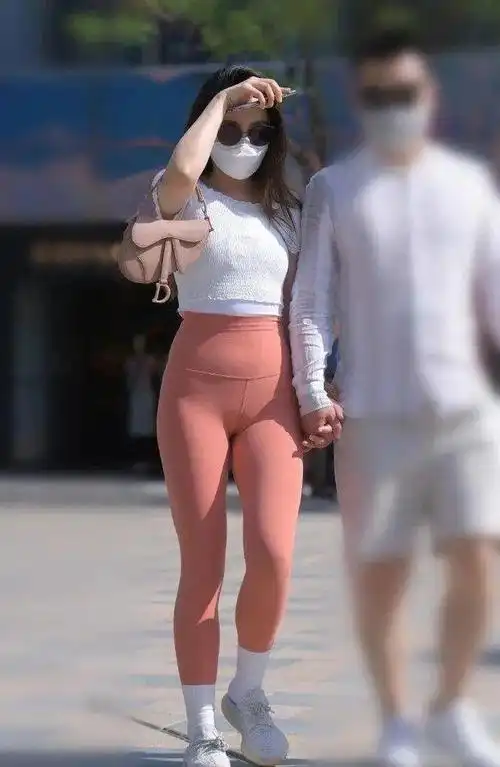 时尚紧身健美裤小姐姐修身显瘦又甜美彰显潮流气质