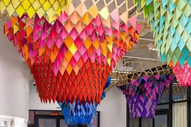 及橱窗装饰目前与她合作过的品牌婚庆婚房生日派对店铺橱窗布置折纸扇