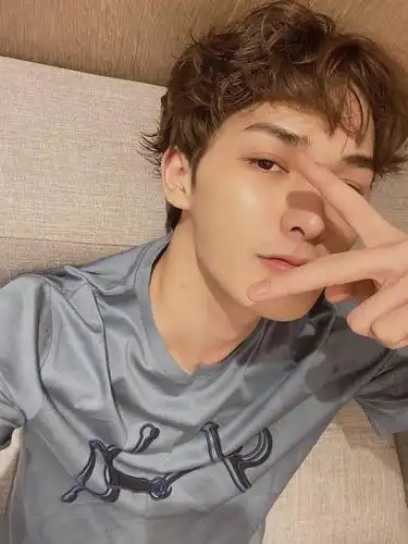 朱正廷忙中不忘绿洲营业 自曝明晚的舞蹈是久违的紧张