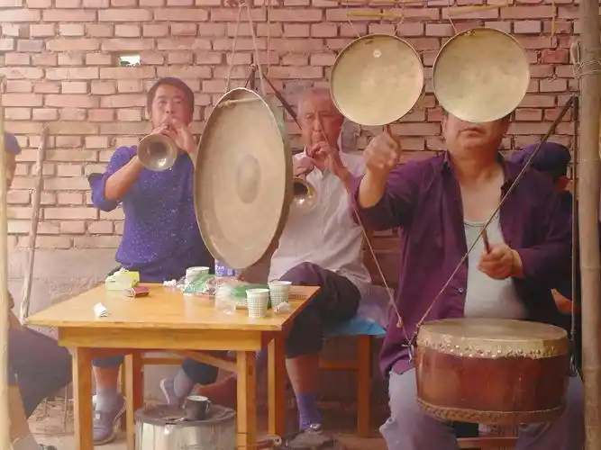 唢呐吹起来,好像是"柳青娘".