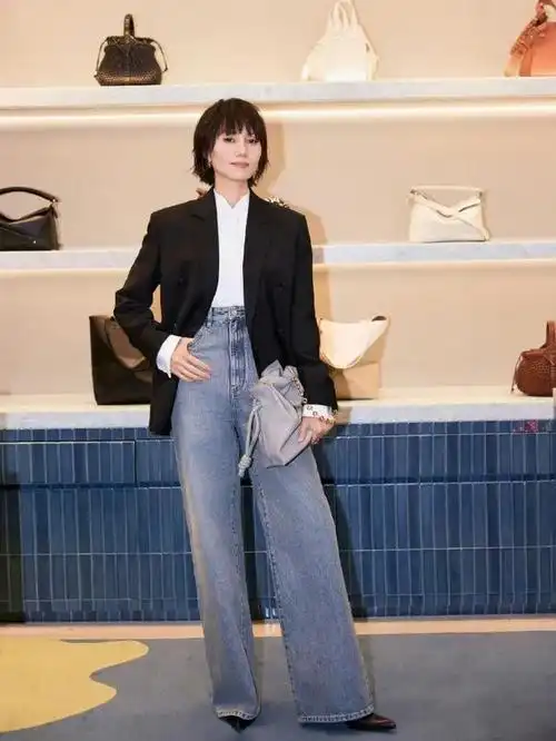 袁泉穿搭教科书!西装牛仔喇叭裤演绎职场时尚,优雅知性迷倒众人