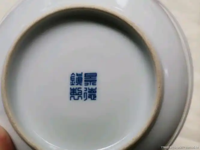 "景德镇制"款斗彩盘子