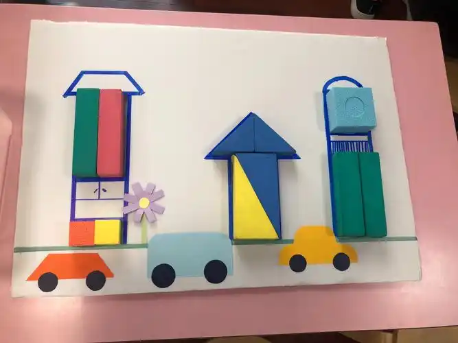 两个小三角形拼成一个大三角形,有点难倒我了,在妈妈的引导下,终于