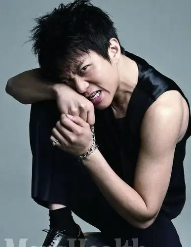 邓超婚后连登两大男刊封面图片时尚大片露健硕胸肌