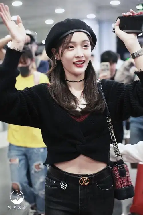 鞠婧祎,吴宣仪,周洁琼,迪丽热巴,谁的露脐装更美若天仙?