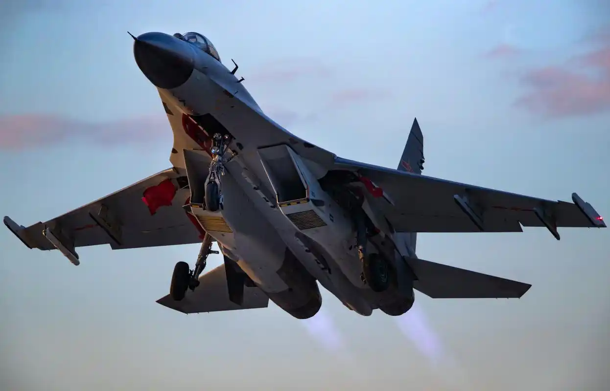 歼11战机拦截美军机,最近仅6米!美中将:担忧中国军事行动增多