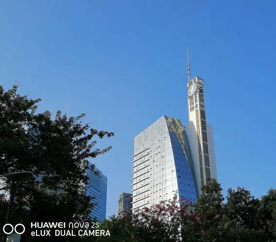 右前方可望见蓝天下的福建广电大楼.