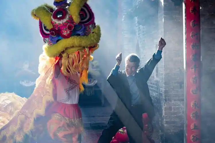 在广东舞狮的年轻人,国粹产业能否逆袭?_梁嘉丽_比赛_醒狮