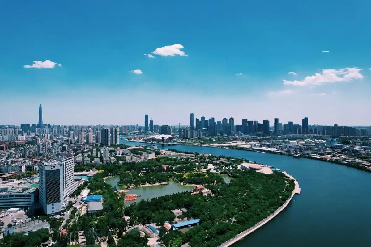 天津滨海河滨公园 塘沽的河滨公园就在大梁子渡口附近,导航非常方便