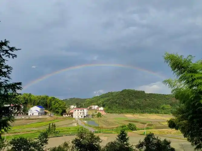雨过天晴彩虹出现