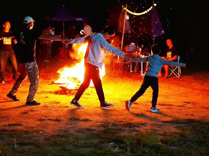 重阳佳节篝火烧烤乐也融融