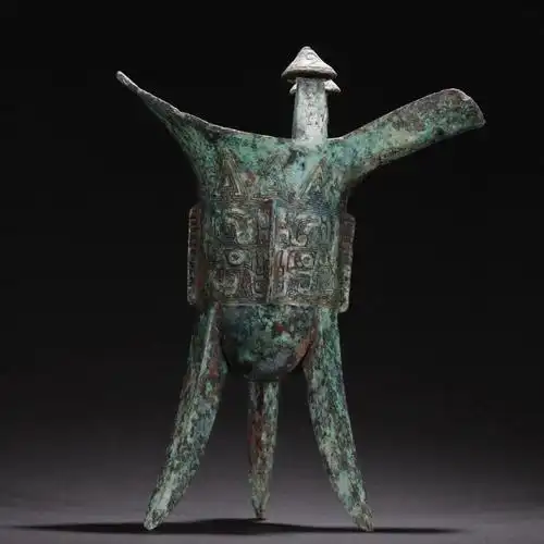 旧藏青铜饕餮纹三足爵杯