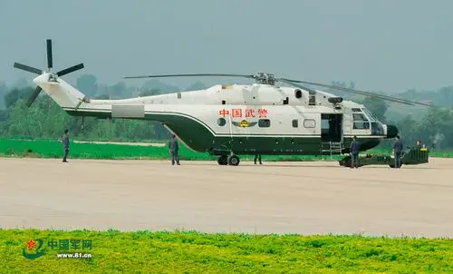 围观武警直升机怎样空中将物资第一时间送达