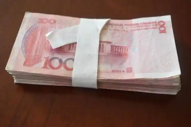 在大厅检查登记桌进行登记时,看见桌角有一捆现金遂心生贪念,趁人不备