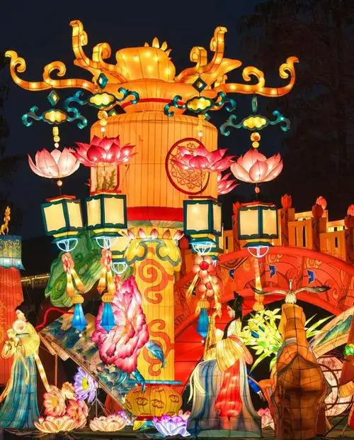 赏花灯也是元宵节不可或缺的传统活动.