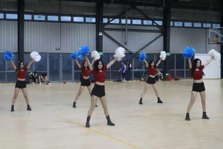 cba青岛啦啦队闪现篮球公园路人现场三分球挑战收获惊喜福利