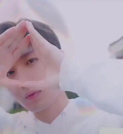 成毅比心手势,成毅十年不变的,除了对演戏的坚持还有比心的手势