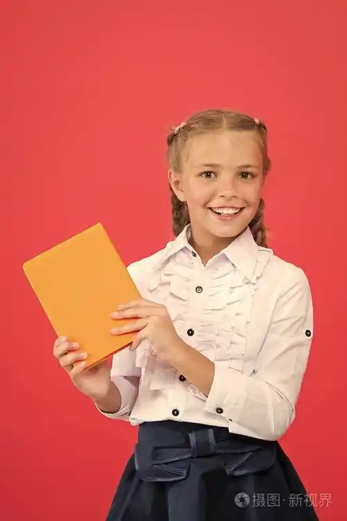 可爱的小孩手里拿着书本知识.知识技能.知识日或9月1日,复制空间