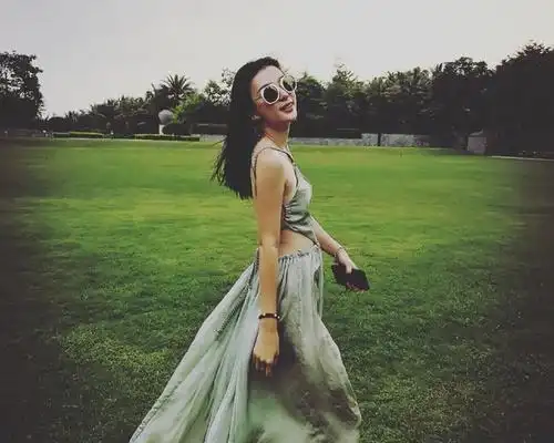 薛之谦老婆高磊鑫简直无敌,看了照片不记得她的脸