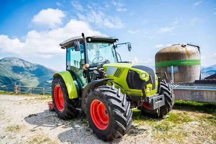 意大利阿尔卑斯山农场的绿色拖拉机
