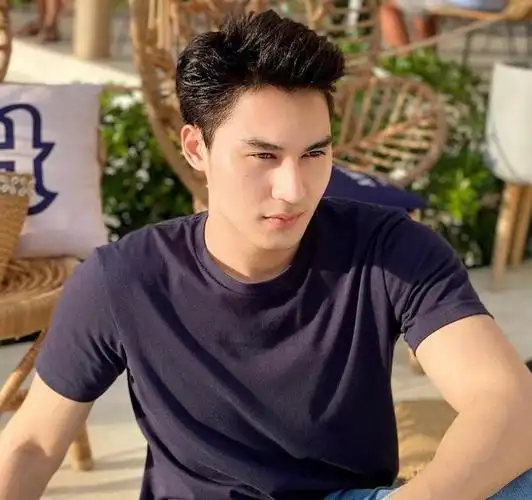 试试这4款露额造型,硬朗轻熟又帅气