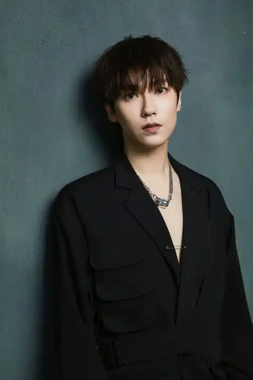 贾征宇反差风格写真大片 演绎多变魅力