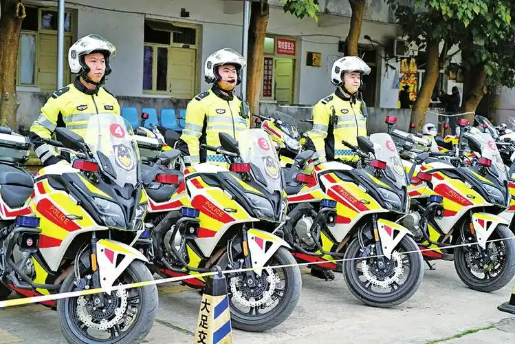 据介绍,受地形限制,重庆城市道路交通形势错综复杂,一处交通节点突发